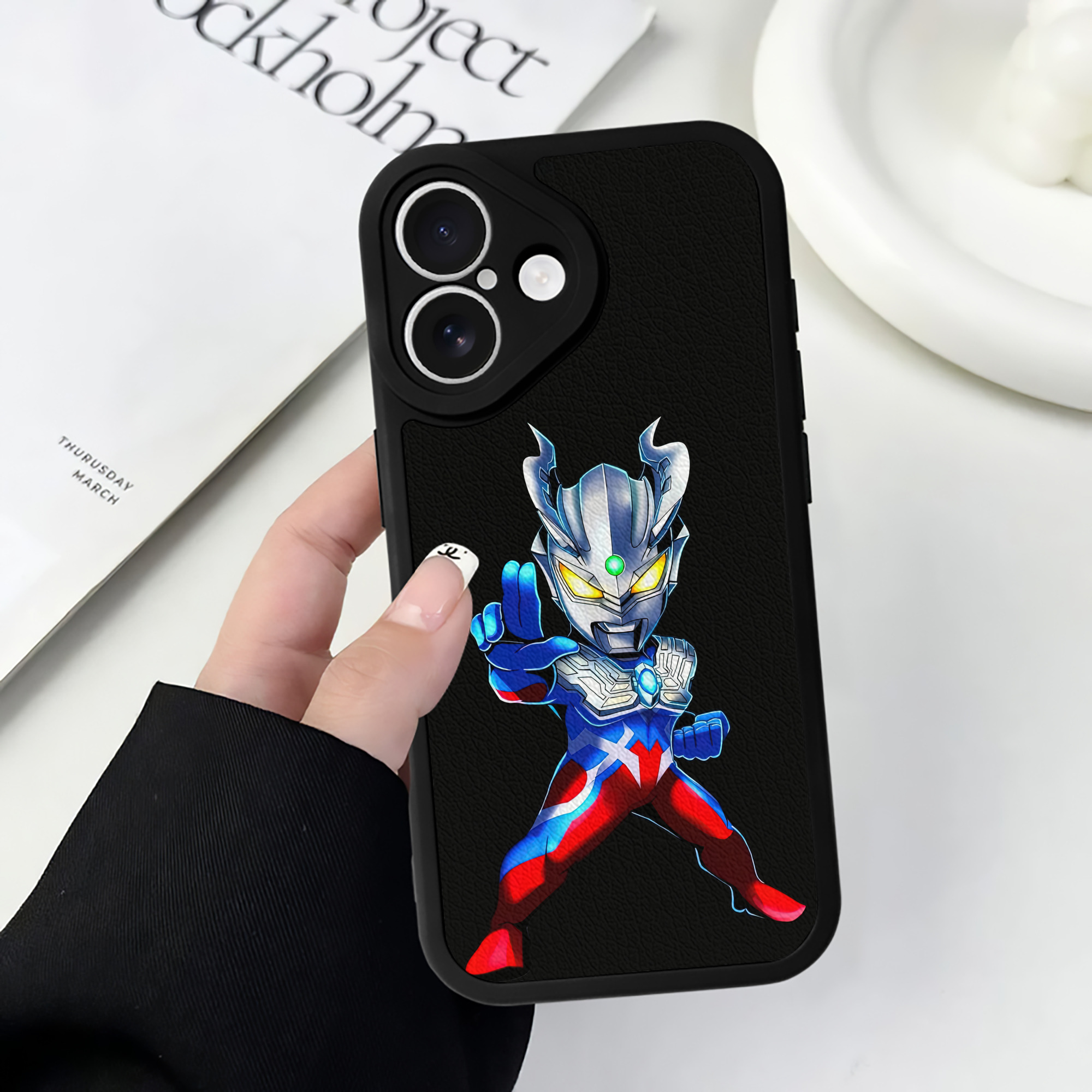 （画像用） ウルトラマン Ultraman 【iPhone 16シリーズ対応】シリコンスマホケース（レザー調） 材質：シリコン